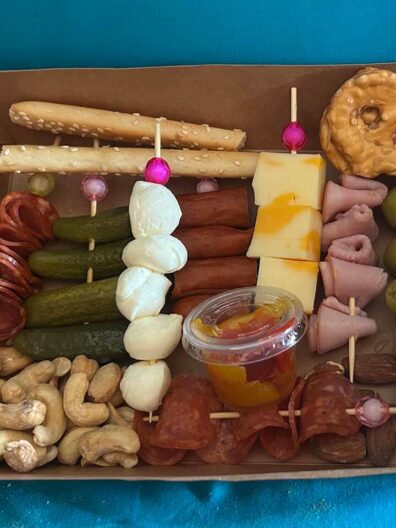 Boucherie-Elegante-Charcuterie-box-to-go Boucherie Elegante Charcuterie box to go